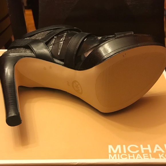 Michael kors pumps - Picture 3 of 6